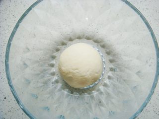 4、草帽编织饼干,和成光滑的面团，盖上保鲜膜放置一旁醒半小时。