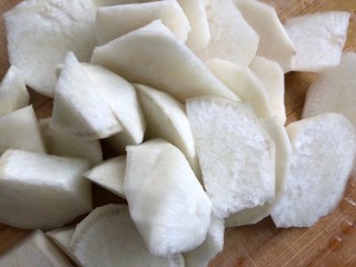 1、辣萝卜排骨汤,萝卜洗净削皮，切成滚刀状，喜欢小块的切小块。