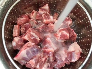 4、辣萝卜排骨汤,排骨冲水清洗几遍。