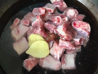 6、辣萝卜排骨汤,再往里面加几片生姜片，和一汤匙料酒去血腥味。