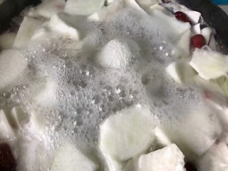 11、辣萝卜排骨汤,大火烧开后，转中小火，炖至汤汁变白，辣萝卜软烂，即可。临出锅前，加些盐调味。