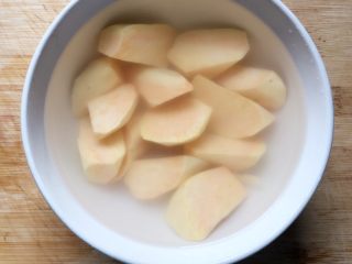 2、红枣番薯糖水～#冬喝暖饮夏吃冰#,切好之后马上放入清水中浸泡