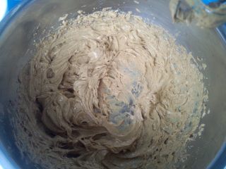 5、小熊饼干,直至全部加完，呈乳膏状。