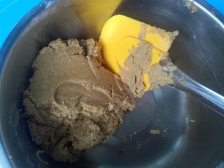 6、小熊饼干,筛入低筋面粉，用硅胶刮刀按压翻拌均匀。