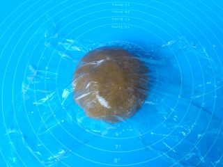 7、小熊饼干,用手抓捏成团，放案板上，盖保鲜膜醒面15分钟。