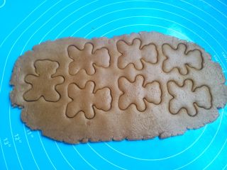 10、小熊饼干,余下的边角料可以再次揉成团，继续擀切。