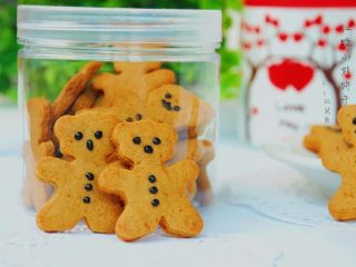 14、小熊饼干,装罐密封保存。