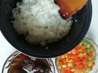 1、海苔什锦炒饭,把米饭放凉，香菇泡发，胡萝卜切丁，还有玉米粒和青豆。