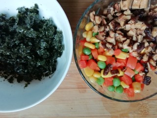 2、海苔什锦炒饭,香菇切丁，海苔弄碎。一定要把泡香菇水的水就着哦。