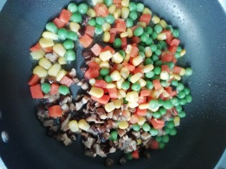 3、海苔什锦炒饭,锅内放少许食用油，油热后放入除米饭和海苔的所有食材翻炒。