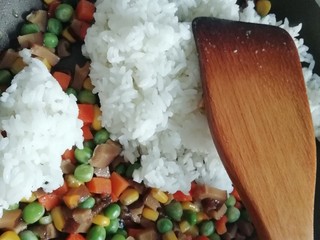 5、海苔什锦炒饭,放入米饭继续翻炒。