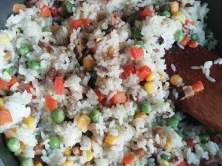 6、海苔什锦炒饭,翻炒至米饭没有块状，放入盐和胡椒粉。