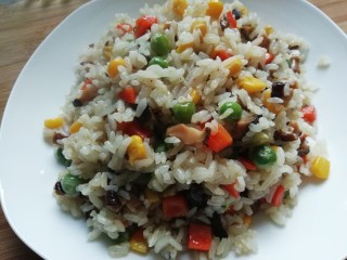 7、海苔什锦炒饭,翻炒至米饭基本是一粒一粒的就好了。