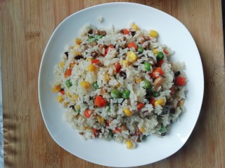 8、海苔什锦炒饭,装盘，不喜欢海苔的朋友就这样就好了。