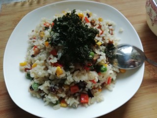 9、海苔什锦炒饭,喜欢海苔的朋友，把海苔放在上面就OK。