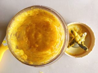 3、蜂蜜金桔果酱,打成泥