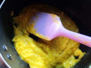 4、蜂蜜金桔果酱,倒入不粘锅