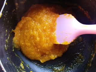 8、蜂蜜金桔果酱,小火不停翻炒，炒制粘稠，挑起来不掉落即可