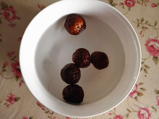 1、一人食海参小火锅,干香菇先用适量清水泡开，如果是新鲜的则直接清洗干净，