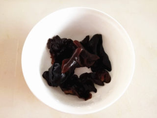 6、一人食海参小火锅,可以泡一点木耳，