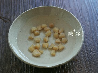 3、竹荪干贝冬瓜汤,干贝清洗后浸泡半小时。