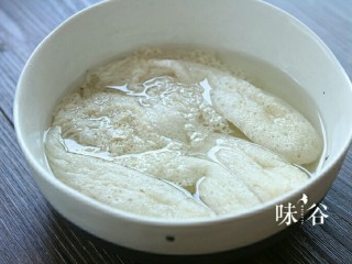 4、竹荪干贝冬瓜汤,竹荪放到淡盐水里浸泡半小时。