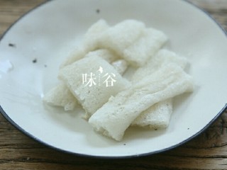 5、竹荪干贝冬瓜汤,浸泡后的竹荪去根和头部，取中间部分切成段。（同时要去除竹荪的花朵部分（网状部分，花朵是竹荪香味比较集中的地方），只保留茎部，否则会有怪味。）