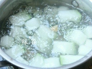 10、竹荪干贝冬瓜汤,继续转小火煮20分钟。