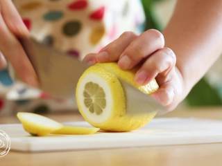 3、自制无添加脆皮肠，再也不用给宝宝买香肠了！,柠檬切两片