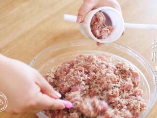 6、自制无添加脆皮肠，再也不用给宝宝买香肠了！,搅打上劲后装入灌肠器