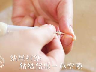 7、自制无添加脆皮肠，再也不用给宝宝买香肠了！,一定要记得在尾部打结哦