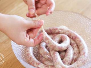 8、自制无添加脆皮肠，再也不用给宝宝买香肠了！,灌完在接口住也要打结