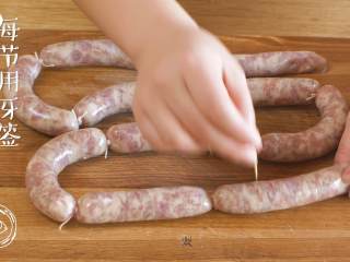 10、自制无添加脆皮肠，再也不用给宝宝买香肠了！,用牙签在每一段扎几个小孔，防止煮熟后爆裂
