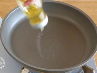 13、自制无添加脆皮肠，再也不用给宝宝买香肠了！,锅里刷油