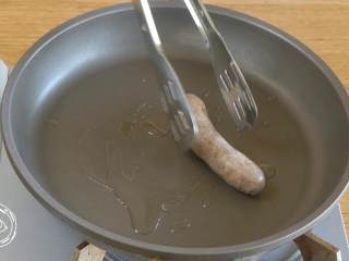 14、自制无添加脆皮肠，再也不用给宝宝买香肠了！,放入肠