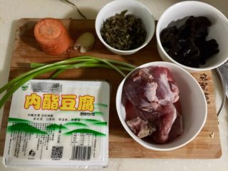 1、鲜嫩香滑美美哒➕彩蔬肉末蒸豆腐,食材合照：猪后腿肉200g，干木耳数朵（四五朵足矣，已泡发），雪菜小半碗约70g，胡萝卜一小节，内酯豆腐一盒，姜一小片，小葱两三根