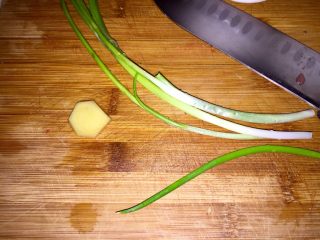 2、鲜嫩香滑美美哒➕彩蔬肉末蒸豆腐,小葱择好，生姜去皮，一同清洗