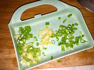 3、鲜嫩香滑美美哒➕彩蔬肉末蒸豆腐,小葱分葱白葱绿切末，姜切细末