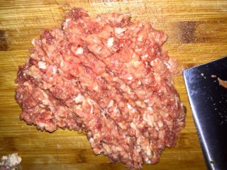 4、鲜嫩香滑美美哒➕彩蔬肉末蒸豆腐,猪肉去皮切片切丝再剁成肉末，自己剁的肉末虽然费点功夫但安全放心