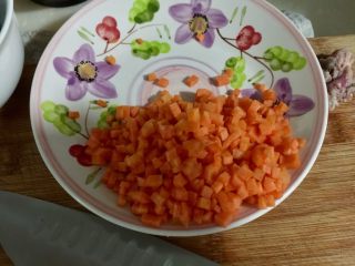 5、鲜嫩香滑美美哒➕彩蔬肉末蒸豆腐,胡萝卜去皮清洗干净再切末