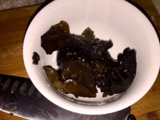 6、鲜嫩香滑美美哒➕彩蔬肉末蒸豆腐,泡发好的木耳揉搓洗净后切末（切末的图片忘记拍摄了????）