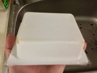 8、鲜嫩香滑美美哒➕彩蔬肉末蒸豆腐,内酯豆腐盒底四角各剪一个小孔