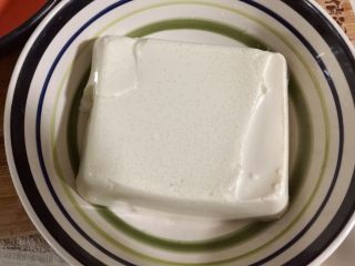 9、鲜嫩香滑美美哒➕彩蔬肉末蒸豆腐,撕去包装封皮，倒扣在深盘中