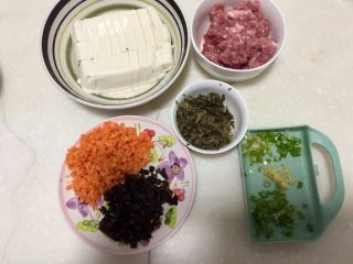 11、鲜嫩香滑美美哒➕彩蔬肉末蒸豆腐,全部食材改刀准备好，生粉一勺加适量清水搅拌均匀成水淀粉备用，这个忘记拍照了，不好意思啊????
