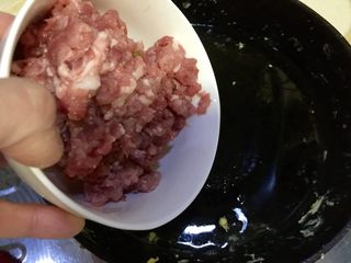 12、鲜嫩香滑美美哒➕彩蔬肉末蒸豆腐,热锅冷油，要加入肉末，中小火煸炒到肉末水分煸干，肉末出油，尽量把肉末炒的散一些不要粘成团
