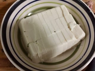 10、鲜嫩香滑美美哒➕彩蔬肉末蒸豆腐,不用取出，用刀直接在豆腐上划成大小均匀的小块，方便豆腐入味