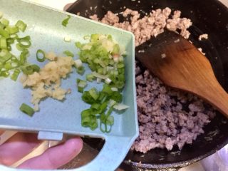 13、鲜嫩香滑美美哒➕彩蔬肉末蒸豆腐,加入姜末葱白，煸炒