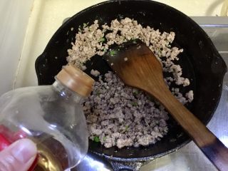 14、鲜嫩香滑美美哒➕彩蔬肉末蒸豆腐,淋上少许料酒，翻炒去腥