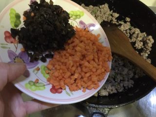 15、鲜嫩香滑美美哒➕彩蔬肉末蒸豆腐,加入木耳胡萝卜，翻炒一分钟