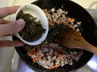 16、鲜嫩香滑美美哒➕彩蔬肉末蒸豆腐,加入雪菜翻炒均匀